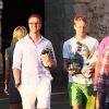 Ralf Schumacher dans les rues de Saint-Tropez avec son fils et leurs provisions, le 21 août 2014