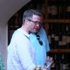 Ralf Schumacher s'offre une petite pause et un verre de vin, le 21 août 2014 à Saint-Tropez