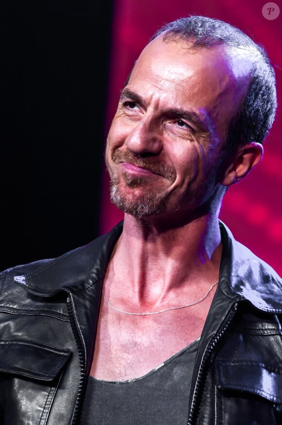 Calogero lors du concert anniversaire de la radio RFM pour ses 33 ans sur la scène des Folies Bergère à Paris le 16 juin 2014