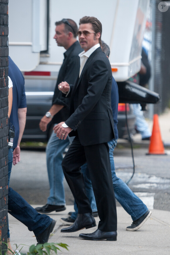 Brad Pitt, porte fièrement son anneau de mariage lors d'un tournage dans les rues de New York le 31 août 2014.