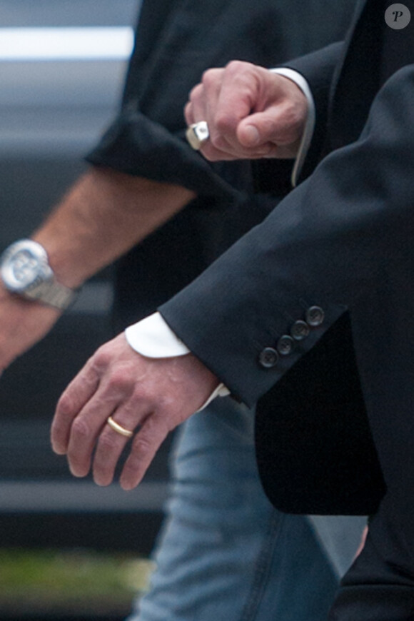 Brad Pitt porte fièrement son anneau de mariage dans les rues de New York le 31 août 2014.
