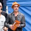 Brad Pitt laisse apparaître sa bague à New York le 30 août 2014.