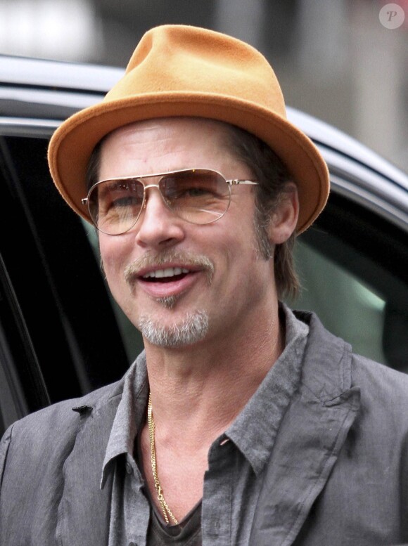 Brad Pitt laisse apparaître sa bague à New York le 30 août 2014.