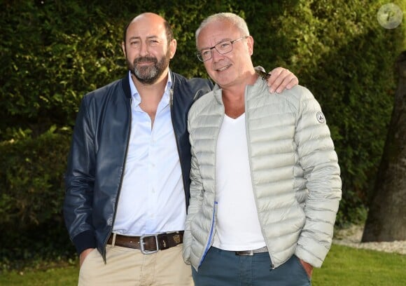 Kad Merad et Olivier Baroux posant au photocall du film "On a marché sur Bangkok" lors 7e Festival du Film Francophone d'Angoulême, le 23 août 2014