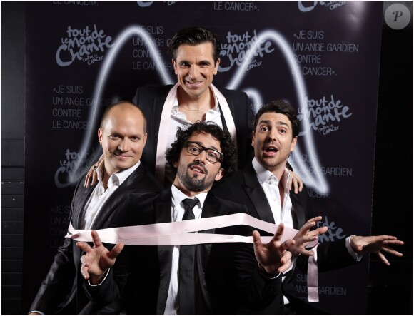 Exclusif - Les Stentors - Les marraines, les présentatrices et les artistes engagés posent pour le studio de l'événement "2000 femmes chantent contre le cancer" à l'Olympia à Paris, le 7 mars 2013.