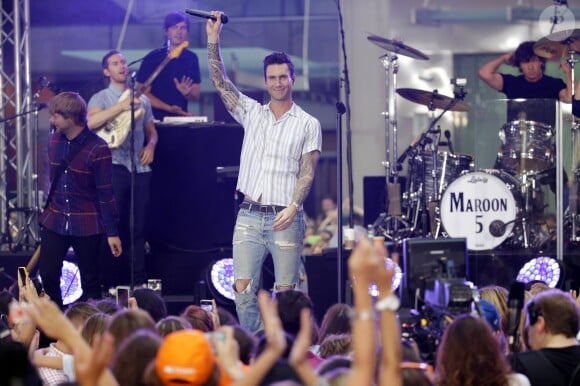 Maroon 5 sur scène au Rockefeller Center pour l'émission Today. New York, le 1er septembre 2014.
 