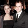 Jonny Lee Miller et Angelina Jolie aux BAFTA Awards en 1998.