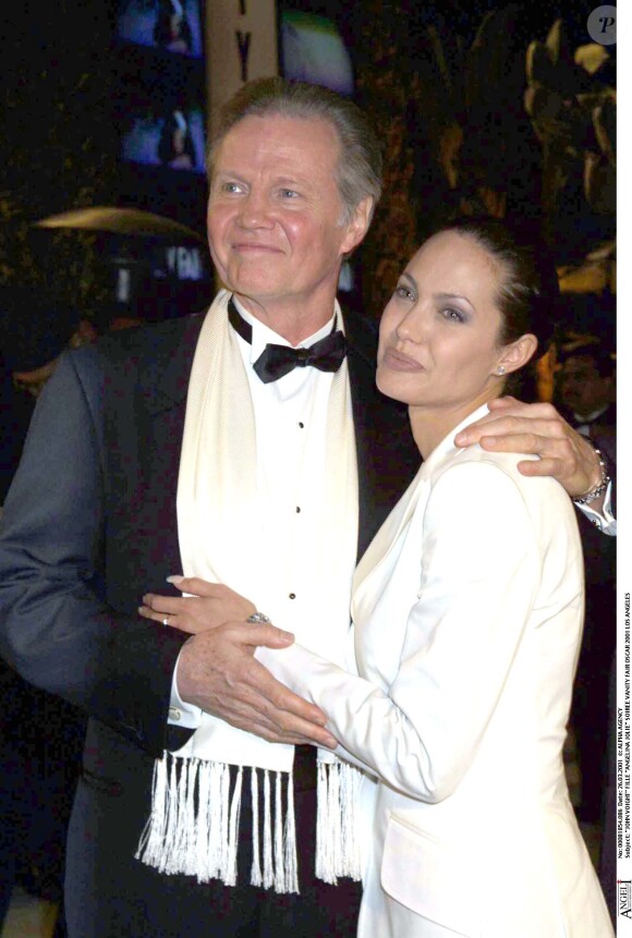 Jon Voight et Angelina Jolie le 26 mars 2001.