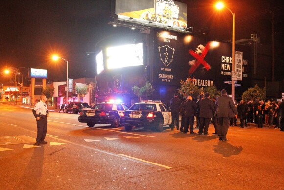 La police à l'entrée du 1OAK de Los Angeles, à l'issue de la soirée pré-VMA de Chris Brown. Le 24 août 2014.