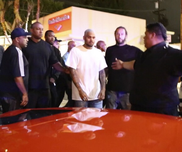 Chris Brown quitte le 1OAK à l'issue de sa soirée pré-VMA. Los Angeles, le 24 août 2014.