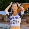 Joanna Krupa, ultrasexy en t-shirt mouillé à l'effigie des New York Jets et bikini, se baigne à Los Angeles. Le 2 septembre 2014.