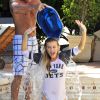 Joanna Krupa relève l'Ice Bucket Challenge, en t-shirt et bikini. Los Angeles, le 2 septembre 2014.