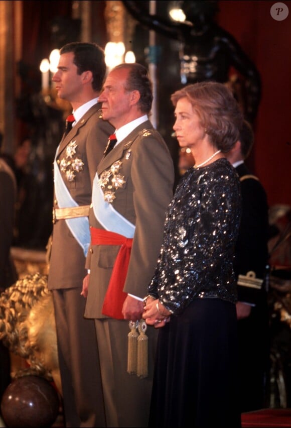 Le prince Felipe, le roi Juan Carlos et la reine Sofia d'Espagne lors de la Pâque militaire le 6 janvier 1997