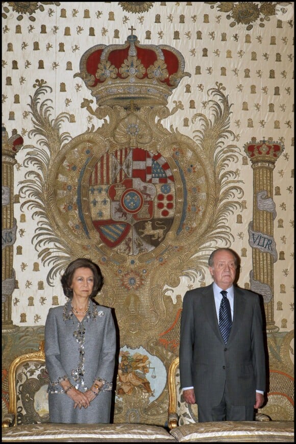 La reine Sofia et le roi Juan Carlos Ier d'Espagne lors d'une messe commémorative en décembre 2010