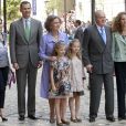  La reine Sofia et le roi Juan Carlos Ier d'Espagne avec Letizia, Felipe, leiurs filles Leonor et Sofia, et l'infante Elena le 20 avril 2014 à Palma de Majorque 