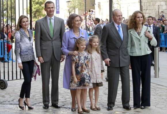 La reine Sofia et le roi Juan Carlos Ier d'Espagne avec Letizia, Felipe, leiurs filles Leonor et Sofia, et l'infante Elena le 20 avril 2014 à Palma de Majorque