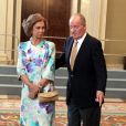  La reine Sofia et le roi Juan Carlos Ier d'Espagne recevant au palais l'Atletico Madrid en septembre 2012 