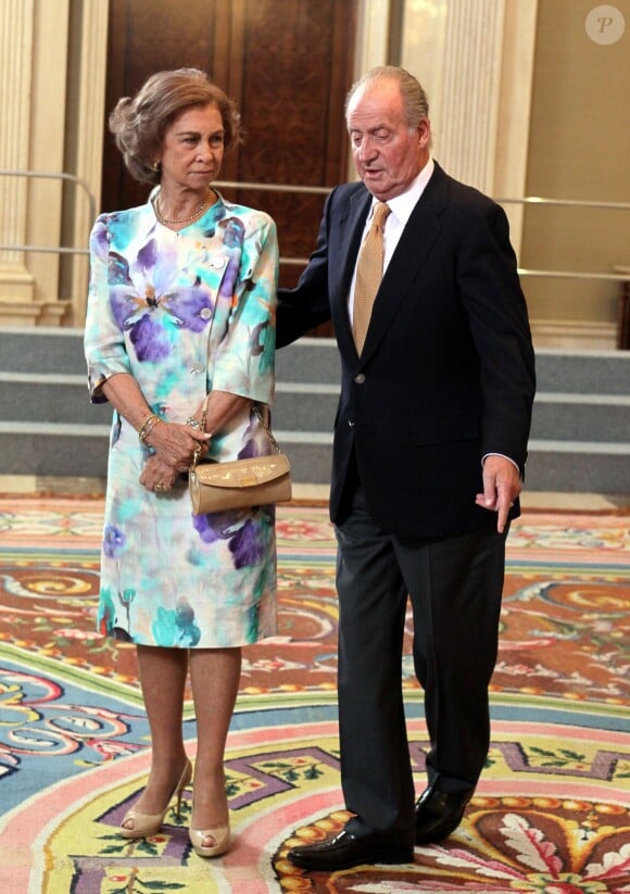 La reine Sofia et le roi Juan Carlos Ier d'Espagne recevant au palais l'Atletico Madrid en septembre 2012