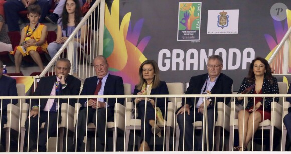 Le roi Juan Carlos Ier d'Espagne, après trois semaines passées hors des radars, assistait tout sourire au match de basket Espagne - Iran, à Grenade le 30 août 2014 dans le cadre du Mondial