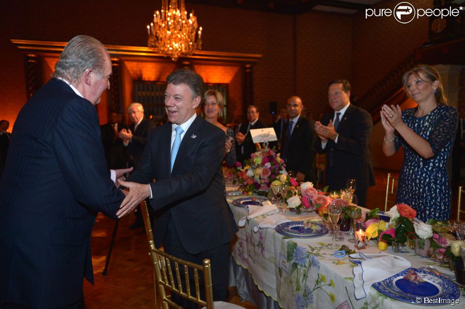 Le roi Juan Carlos Ier d&#039;Espagne en visite en Colombie pour l&#039;investiture du président colombien Juan Manuel Santos à Bogota, le 6 août 2014.