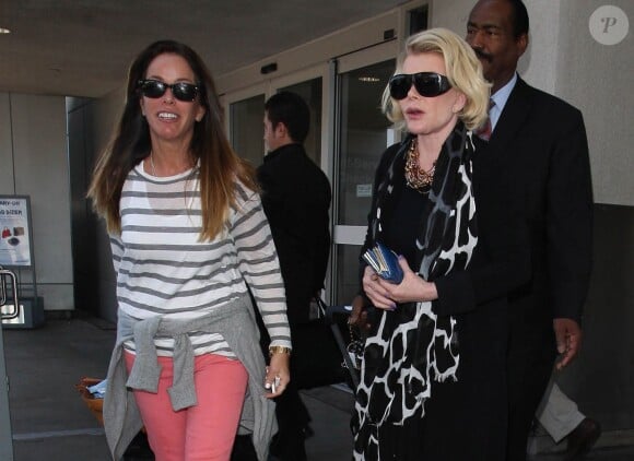 Joan Rivers et sa fille Melissa à l'aéroport LAX de Los Angeles le 1er août 2012