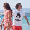 Orlando Bloom (tee-shirt visage de Jean-Michel Basquiat) et Erica Packer sont en vacances à Ibiza, le 31 juillet 2014.