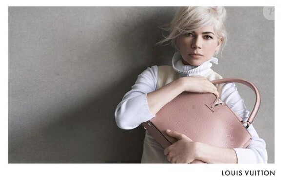 Michelle Williams, photographiée par Peter Lindbergh pour la nouvelle campagne Louis Vuitton, porte le Capucines.