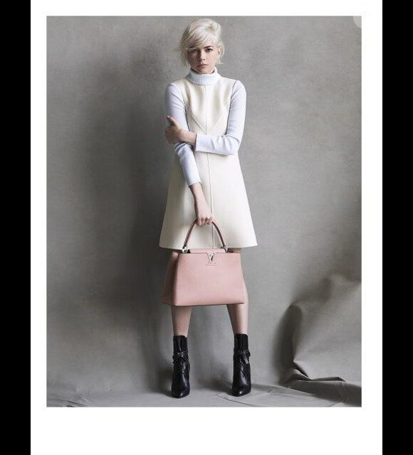 Michelle Williams, photographiée par Peter Lindbergh pour la nouvelle campagne Louis Vuitton, porte le Capucines.