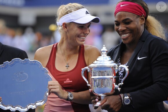 Caroline Wozniacki et Serena Williams après leur finale à l'US Open, à l'USTA Billie Jean King National Tennis Center de New York le 7 septembre 2014