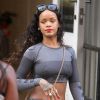 Rihanna, sexy en crop-top et legging Alexander Wang pour H&M (collection disponible à partir du 6 novembre), se balade dans le quartier de SoHo. New York, le 7 septembre 2014.