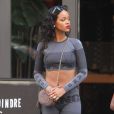Rihanna, sexy en crop-top et legging Alexander Wang pour H&amp;M (collection disponible à partir du 6 novembre), se balade dans le quartier de SoHo. New York, le 7 septembre 2014.