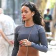 Rihanna, sexy en crop-top et legging Alexander Wang pour H&amp;M (collection disponible à partir du 6 novembre), se balade dans le quartier de SoHo. New York, le 7 septembre 2014.
