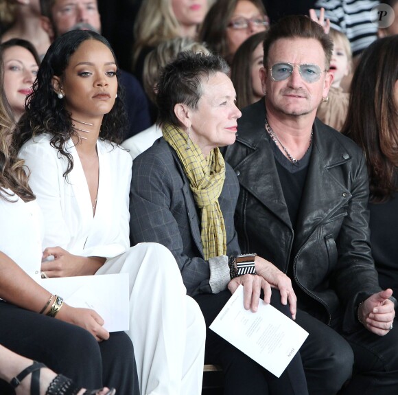 Rihanna, Laurie Anderson, Bono, Ali Hewson et leur fille Jordan assistent au défilé EDUN printemps-été 2015 à New York. Le 7 septembre 2014.