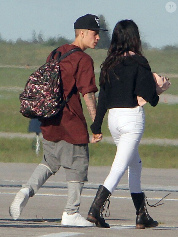 Exclusif - Selena Gomez et Justin Bieber, main dans la main, débarquent à l'aéroport d'Ontario, le 27 août 2014.
