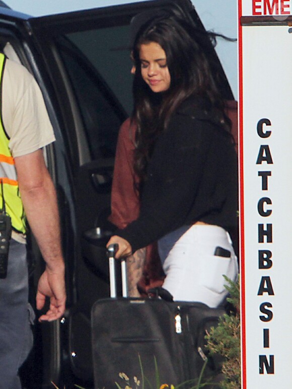 Exclusif - Selena Gomez arrive main dans la main avec Justin Bieber à l'aéroport d'Ontario, le 27 août 2014.