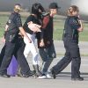 Exclusif - Selena Gomez et Justin Bieber, main dans la main, arrivent à l'aéroport d'Ontario, le 27 août 2014.