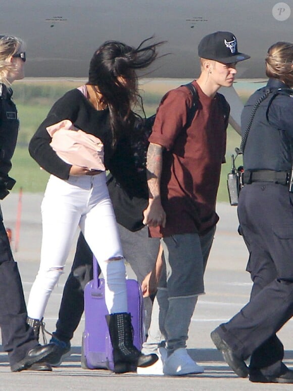 Exclusif -  Selena Gomez et Justin Bieber arrivent main dans la main à l'aéroport d'Ontario, le 27 août 2014.