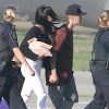 Exclusif - Selena Gomez et Justin Bieber arrivent main dans la main à l'aéroport d'Ontario, le 27 août 2014.