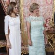  Letizia et Lorena, un duo qui a du style ! Le roi Felipe VI et son épouse la reine Letizia d'Espagne recevaient le 8 septembre 2014 à déjeuner au palais du Pardo, à Madrid, le président du Panama, Juan Carlos Varela, et sa femme la journaliste Lorena Castillo. 