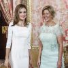 Letizia et Lorena, un duo qui a du style ! Le roi Felipe VI et son épouse la reine Letizia d'Espagne recevaient le 8 septembre 2014 à déjeuner au palais du Pardo, à Madrid, le président du Panama, Juan Carlos Varela, et sa femme la journaliste Lorena Castillo.