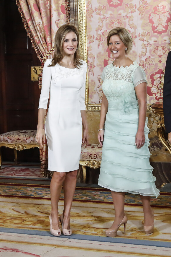 Letizia et Lorena, un duo qui a du style ! Le roi Felipe VI et son épouse la reine Letizia d'Espagne recevaient le 8 septembre 2014 à déjeuner au palais du Pardo, à Madrid, le président du Panama, Juan Carlos Varela, et sa femme la journaliste Lorena Castillo.