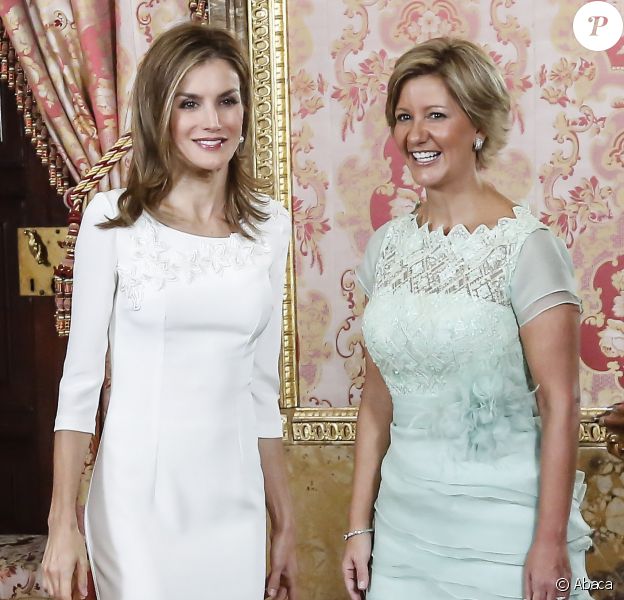 Letizia et Lorena, un duo qui a du style ! Le roi Felipe VI et son épouse la reine Letizia d'Espagne recevaient le 8 septembre 2014 à déjeuner au palais du Pardo, à Madrid, le président du Panama, Juan Carlos Varela, et sa femme la journaliste Lorena Castillo.