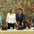 La reine Letizia d'Espagne, entourée des ministres Ana Mato, Jose Ignacio Wert et Ana Pastor, en audience au palais Zarzuela à Madrid le 9 septembre 2014 pour évoquer les maladies rares.