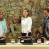 La reine Letizia d'Espagne, entourée des ministres Ana Mato, Jose Ignacio Wert et Ana Pastor, en audience au palais Zarzuela à Madrid le 9 septembre 2014 pour évoquer les maladies rares.