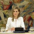 La reine Letizia d'Espagne, entourée des ministres Ana Mato, Jose Ignacio Wert et Ana Pastor, en audience au palais Zarzuela à Madrid le 9 septembre 2014 pour évoquer les maladies rares.
