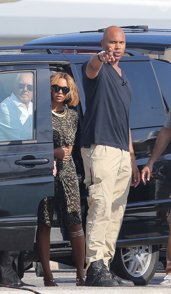 Beyoncé retourne sur son yacht à l'issue d'une visite en famille au musée Picasso. Antibes, le 9 septembre 2014.