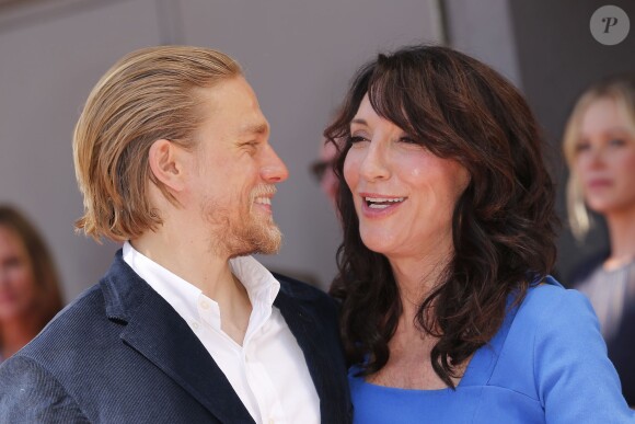 Charlie Hunnam et Katey Sagal - Katey Sagal reçoit son étoile sur le Hollywood Walk of Fame, à Los Angeles, le 9 septembre 2014