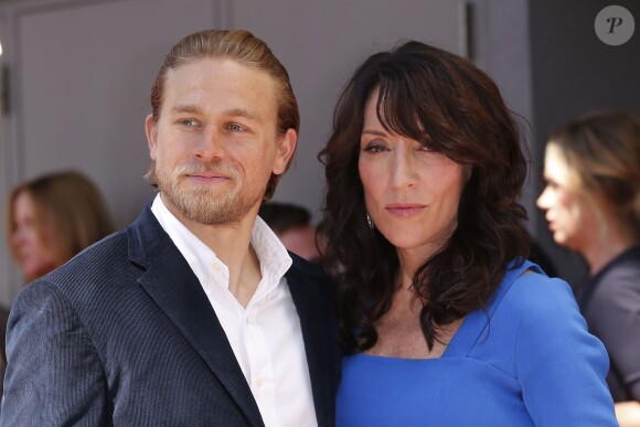 Charlie Hunnam et Katey Sagal - Katey Sagal reçoit son étoile sur le Hollywood Walk of Fame, à Los Angeles, le 9 septembre 2014