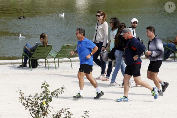 L'ancien président Nicolas Sarkozy en train de faire son jogging avec ses gardes du corps au jardin des Tuileries, le 10 septembre 2014, à Paris.
