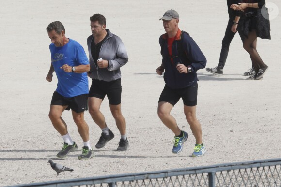Nicolas Sarkozy en train de faire son jogging avec ses gardes du corps dans le jardin des Tuileries, le 10 septembre 2014, à Paris.